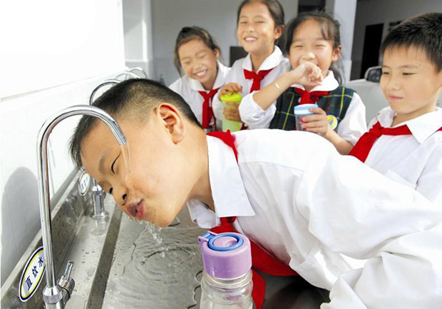 學生喝水